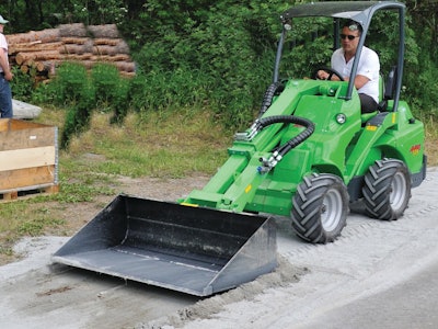 The Avant 528 pictured with the leveling bucket attachment.