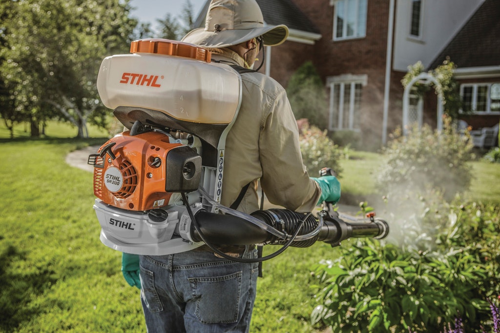 На улице штиль. Опрыскиватель Stihl SR 200-D. Бензиновый ранцевый опрыскиватель Stihl SR 200. Опрыскиватель Stihl SR 420. Распылитель Stihl SR-200.