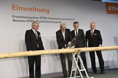 1. Minister President Winfried Kretschmann (second from left) inaugurated the extension building to the Stihl engineering center in Waiblingen.
