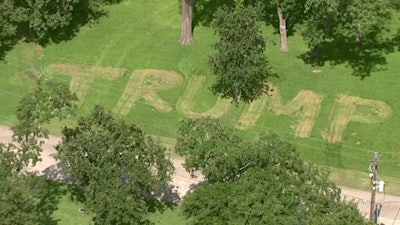 Trump lawn 5560694 ver1 0 640 360 57bc6d8cd74dd