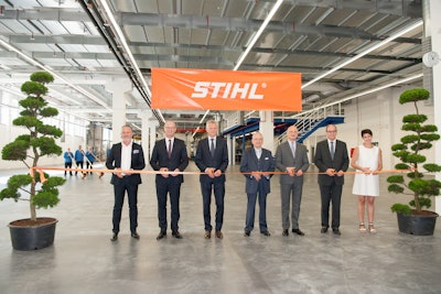 From left to right: Daniel Fuchs (architect), Joachim Zappe (General manager Stihl Switzerland), Dr. Bertram Kandziora (Executive Board Chairman), Hans Peter Stihl, Dr. Nikolas Stihl, Bruno Damann (Councillor St. Gallen), Susanne Hartmann (Mayoress of Wil).