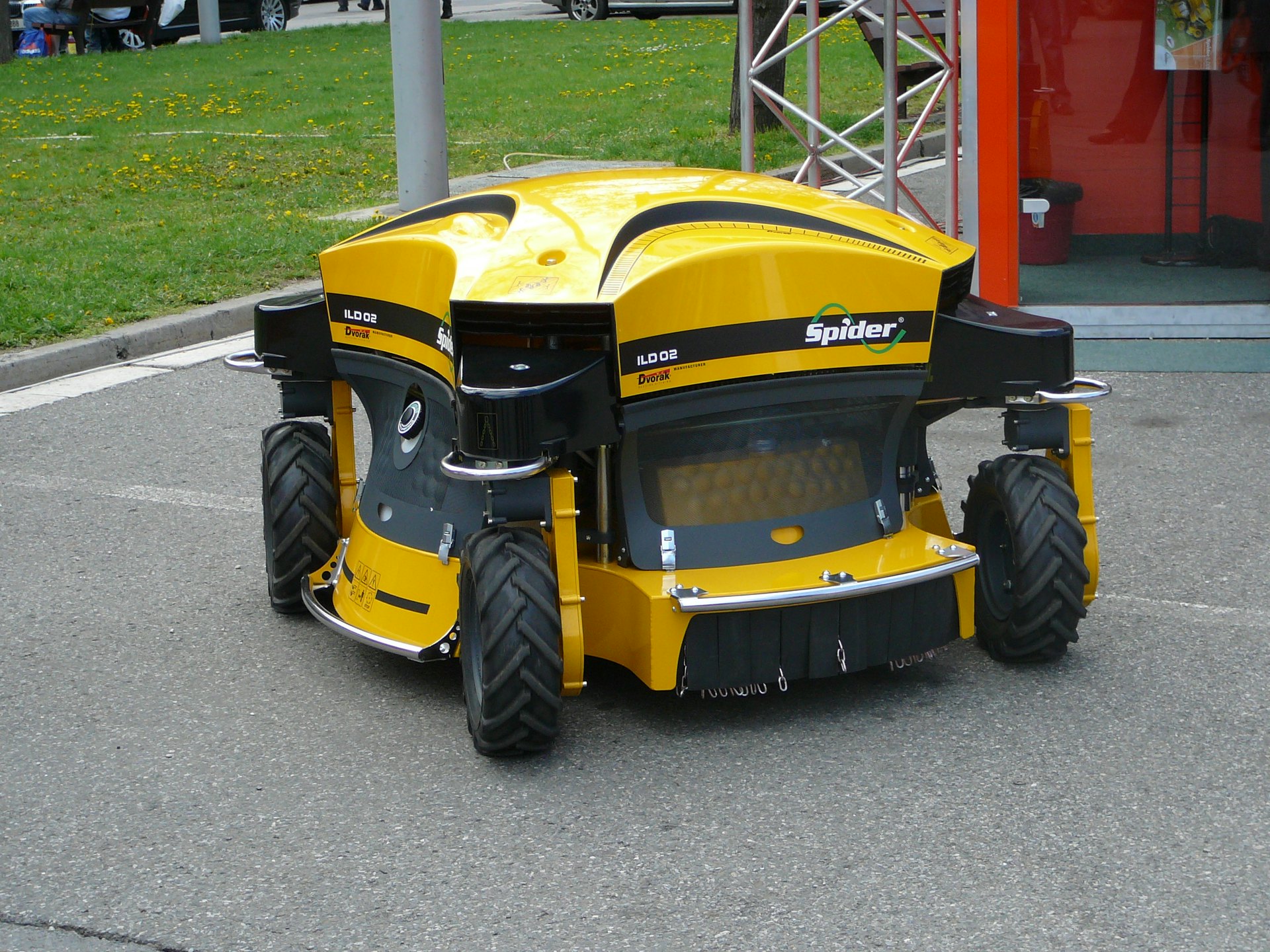 European Tracked Mower Designed for Dangerous Mowing Conditions