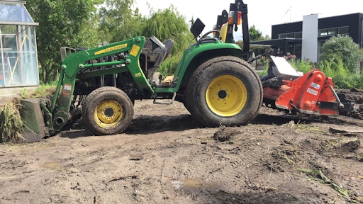John Deere gardening tractor 5b9152bbb3577