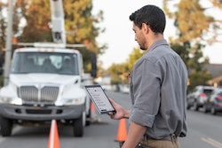 117428 Fsd Pr Lifestyle Image On Mobile Phone