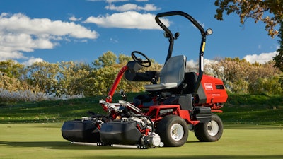 The lower noise levels of the eTriFlex facilitate earlier mowing starts without disturbing nearby residents.