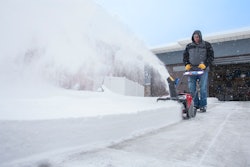 Toro Snow Blower 60v 30992 In Use Co19 4235s