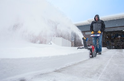 Toro Snow Blower 60v 30992 In Use Co19 4235s