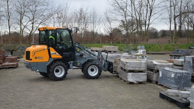 Giant G3500 Xtra With Ropsfops Cabin