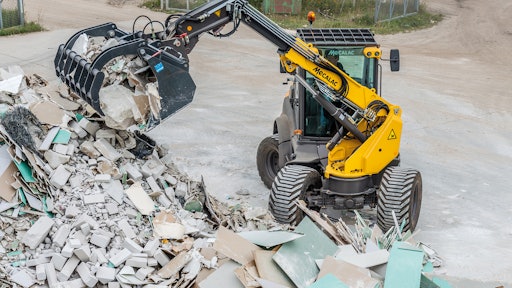 Functioning as a loader, telehandler or landscaping tool, Mecalac’s AS900tele reduces the need to for additional equipment and optimizes jobsite logistics.