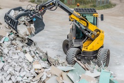 Functioning as a loader, telehandler or landscaping tool, Mecalac’s AS900tele reduces the need to for additional equipment and optimizes jobsite logistics.