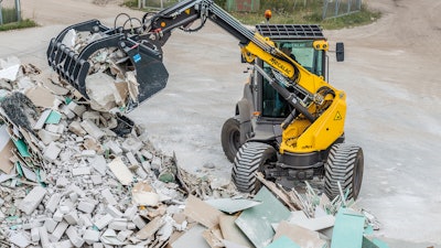 Functioning as a loader, telehandler or landscaping tool, Mecalac’s AS900tele reduces the need to for additional equipment and optimizes jobsite logistics.