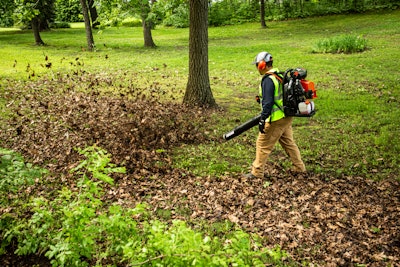 The PB-9010 backpack blower has a 2-stage commercial air filtration system with heavy duty pleated paper air filter.
