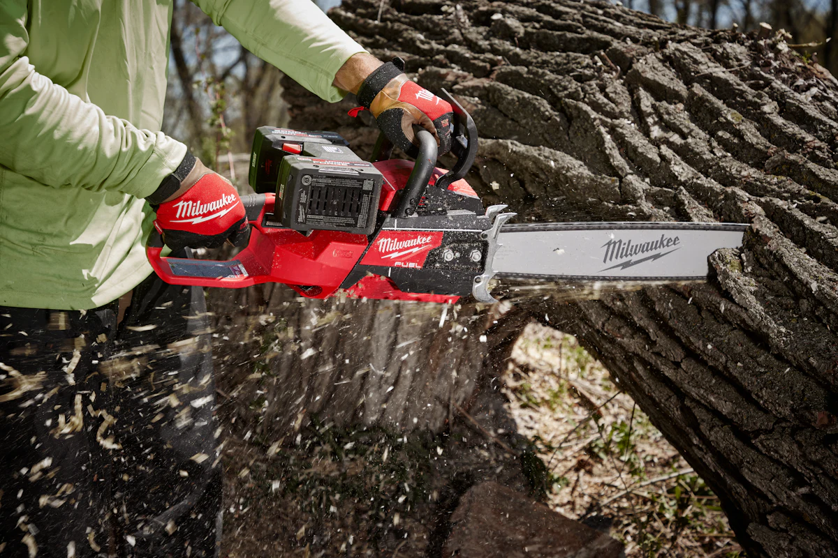 Milwaukee Tool Launches M18 FUEL 20 Inch Dual Battery Chainsaw From ...