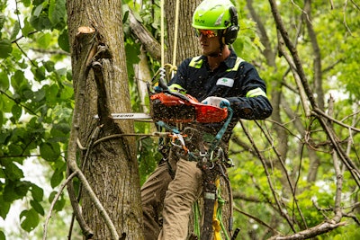 The CS-2511P Chainsaw is ideal for arborists, farmers/ranchers, hunters, carvers, and homeowners.