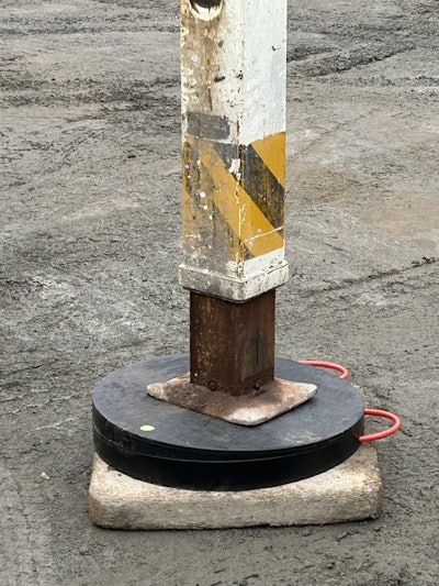 LevelRight users can adjust the overall angle from 0-10 degrees and adjust in two planes up to 5 degrees. The 24-in. diameter LevelRight will accept up to a 20-in. square or 24-in. round outrigger float.