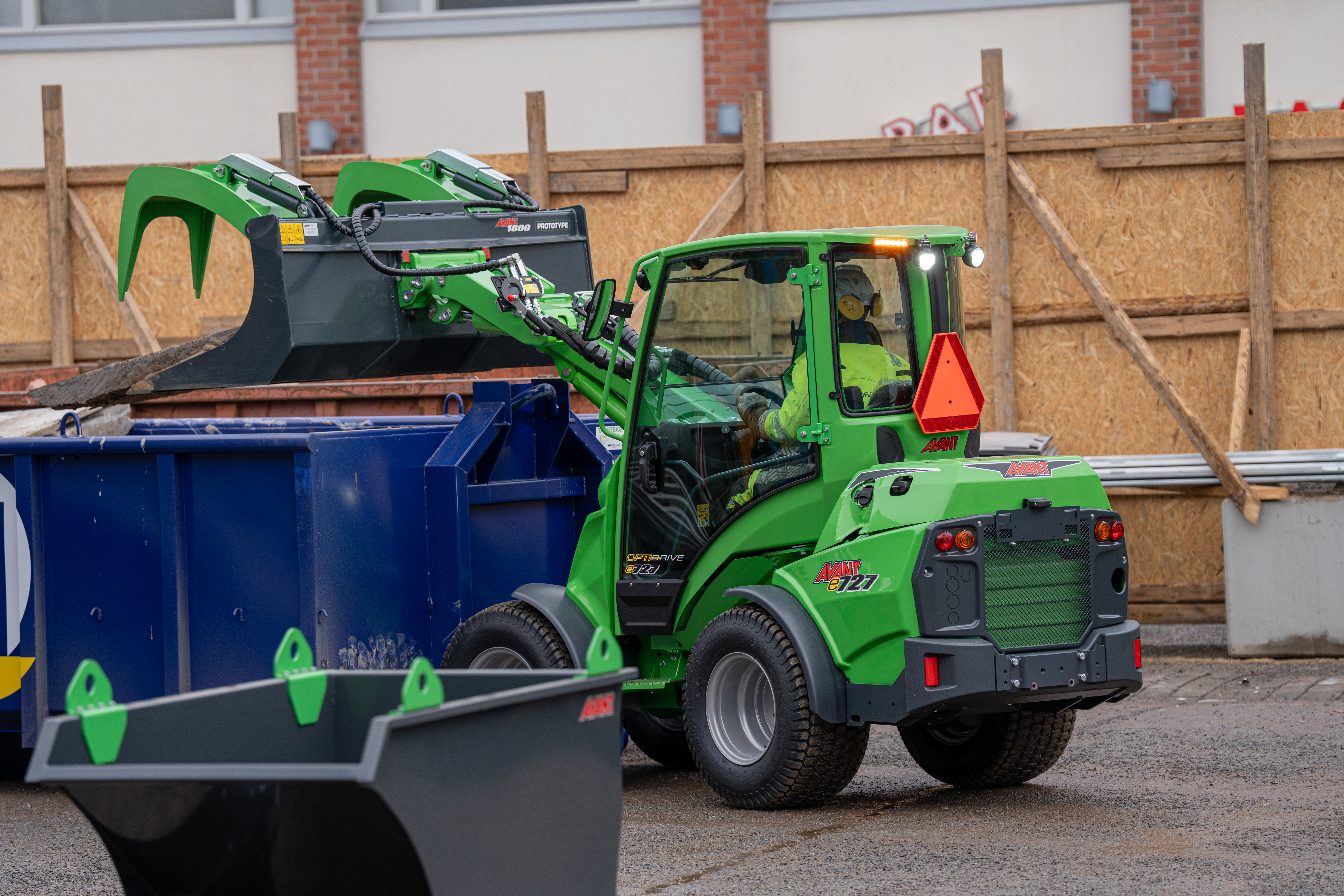 Avant e727 Electric Loader: Eco-Friendly Power From: Avant Tecno USA ...
